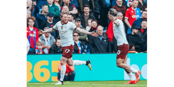De Bruyne anotó 2 goles y ayudó al Manchester City a ganar 4-2