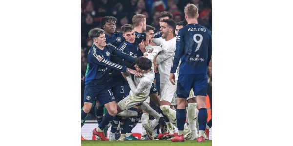 El Manchester United derrotó al Arsenal y el penalti del árbitro causó polémica