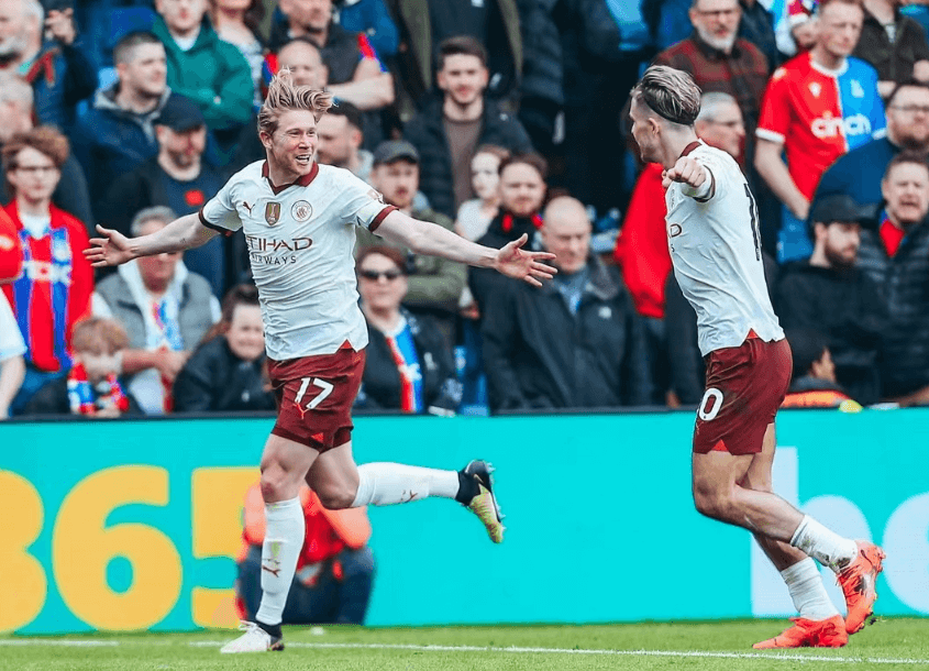 De Bruyne anotó 2 goles y ayudó al Manchester City a ganar 4-2
