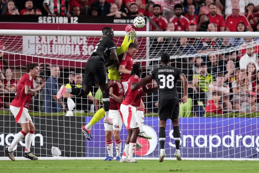 Liverpool 3-0 Manchester United, ganando 3 partidos consecutivos