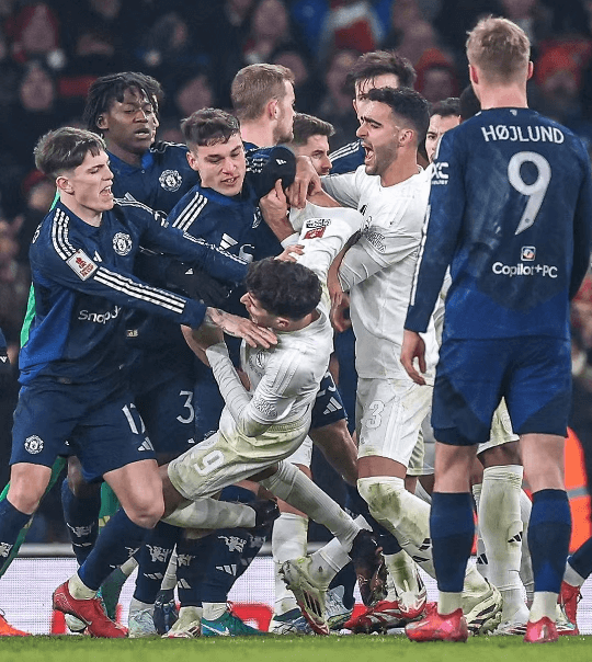 El Manchester United derrotó al Arsenal y el penalti del árbitro causó polémica